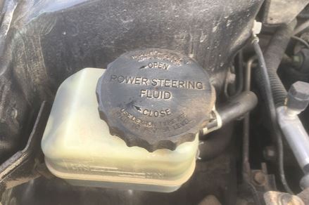 Localice el depósito de líquido de la dirección asistida