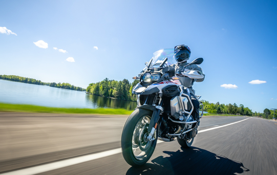 Motocicleta BMW R 1250 GS en carretera con aceite sintético AMSOIL