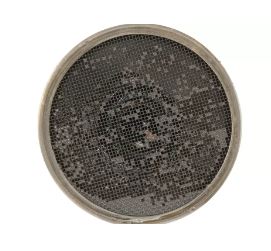 malla del tubo de recogida de aceite del motor con lodos y depósitos primer plano